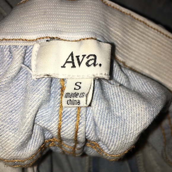 Size Small light wash denim shorts - Picture 2 of 3